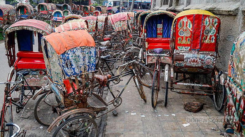 রিকশায় ফুটপাত দখলের এ
