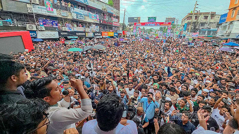 ‘জুলাই পদযাত্রা’ কর্মসূচির অংশ হিসেবে ফরিদপুর শহরের জনতা ব্যাংক মোড়ে এনসিপির পথসভা সঞ্চালনা করেন দলটির নেতা সারজিস আলম