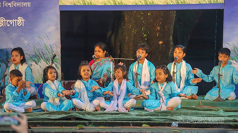 চারুকলা অনুষদের বকুলতলায় শুক্রবার সকালে শরৎ উৎসবে সংগীত পরিবেশন করে শিশুশিল্পীরা