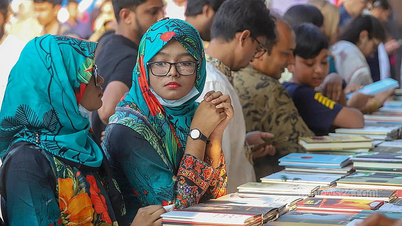 আন্তর্জাতিক মাতৃভাষা দিবসে বইমেলার স্টল ঘুরে ঘুরে পছন্দের বই কেনেন বইপ্রেমীরা