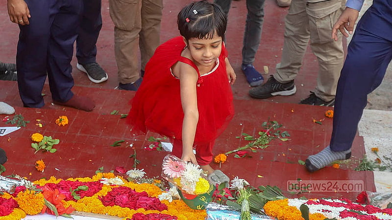 একুশে ফেব্রুয়ারিতে কেন্দ্রীয় শহীদ মিনারে শ্রদ্ধা জানাতে পরিবারের সদস্যদের সঙ্গে যোগ দেয় শিশুরাও