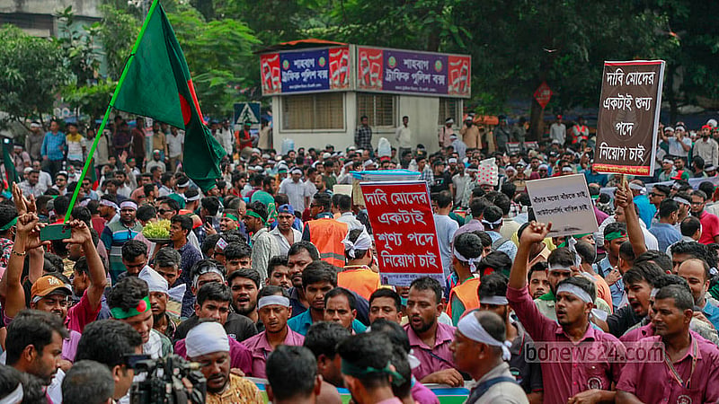 চাকরি জাতীয়করণের দাবিতে শনিবার রাজধানীর শাহবাগ মোড় অবরোধ করেন বিভিন্ন সরকারি প্রতিষ্ঠানে কর্মরত আউটসোর্সিং কর্মীরা