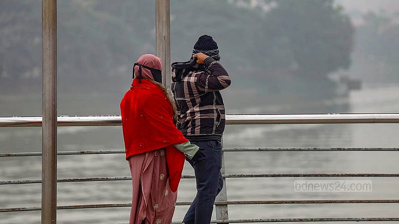 ঢাকায় দুদিন ধরে তীব্র শীতে কাহিল নগরবাসী। বাসার বাইরে বের হতে পড়তে হচ্ছে মোটা গরম কাপড়