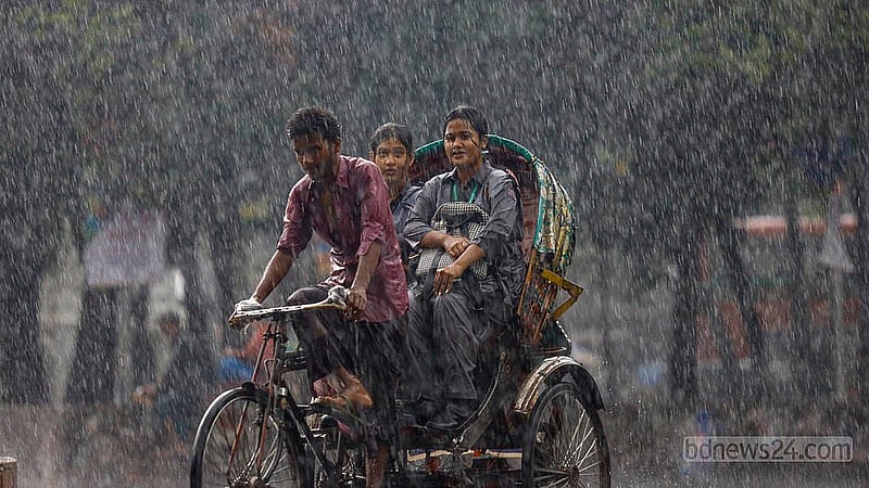 হঠাৎ বৃষ্টিতে রিকশায় হুড তুলে না দিয়ে ভিজতে চেয়েছেন তারা দুইজন। ঢাকায় টানা গরমের পর দেখা মিলল বৃষ্টির