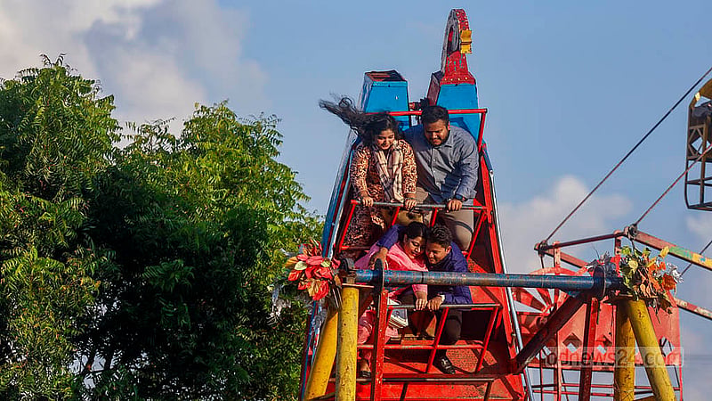 ঢাকার দিয়াবাড়ির উন্মুক্ত স্থানে পরিবার নিয়ে ঘুরতে এসে অনেকেই বিভিন্ন রাইড উপভোগ করেন