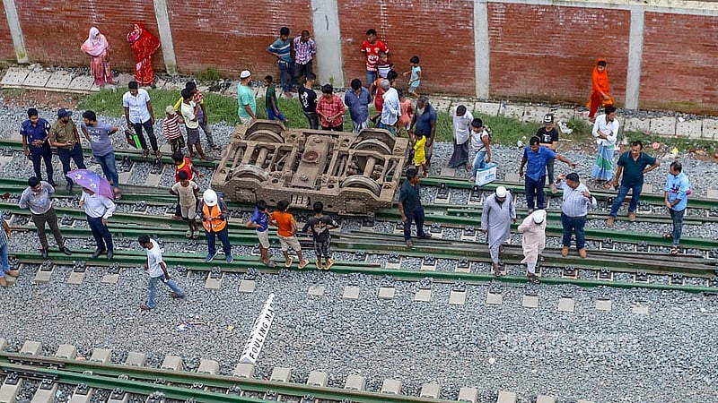 ঢাকার গোপীবাগে বৃহস্পতিবার লাইনচ্যুত নারায়ণগঞ্জ কমিউটার ট্রেনের ভাঙা চাকা