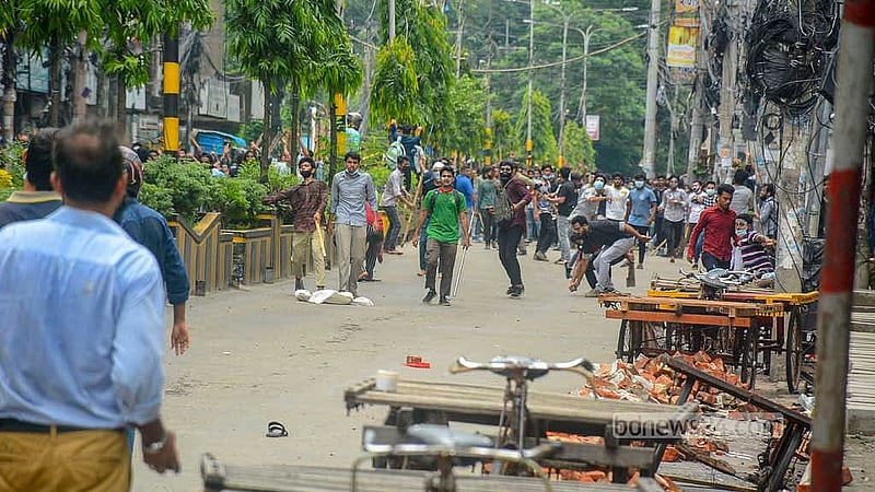 এক দফা দাবিতে অসহযোগ আন্দোলনের প্রথম দিন রোববার চট্টগ্রাম নিউ মার্কেট এলাকায় আন্দোলনকারীদের সঙ্গে ছাত্রলীগের সংঘর্ষ