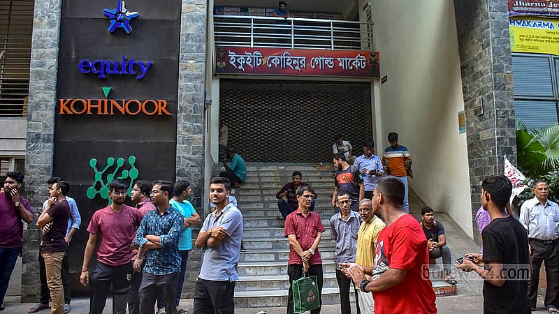চট্টগ্রামের হাজারী গলিতে একদিন দোকানপাট বন্ধ থাকার পর বৃহস্পতিবার সকাল থেকে দোকান খুলে দেওয়ার আগে কর্মচারীদের অপেক্ষা