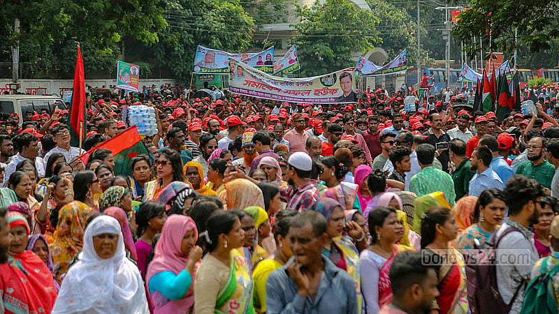 আওয়ামী লীগের ৭৫তম প্রতিষ্ঠাবার্ষিকী উপলক্ষে সোহরাওয়ার্দী উদ্যানে আয়োজিত আলোচনা সভায় রোববার দুপুর থেকেই দলে দলে আসতে থাকেন নেতাকর্মীরা