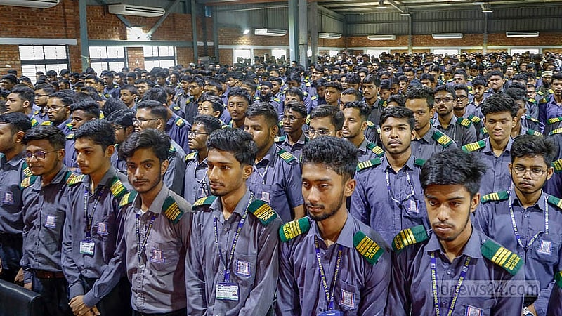 রাজধানীর উত্তরায় মাইলস্টোন স্কুল ক্যাম্পাসে বিমান বিধস্তের ঘটনায় হতাহতদের স্মরণে রোববার প্রতিষ্ঠানটির মিলনায়তনে এক মিনিটের নিরবতা পালন করা হয়