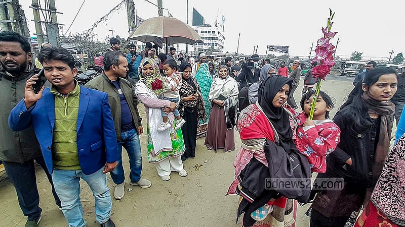 পিলখানা ট্র্যাজেডিতে আটক বিডিআর সদস্যরা জামিনে মুক্তি পান বৃহস্পতিবার। তাদের বরণ করে নিতে ঢাকা কেন্দ্রীয় কারাগারের ফটকে স্বজনদের অপেক্ষা