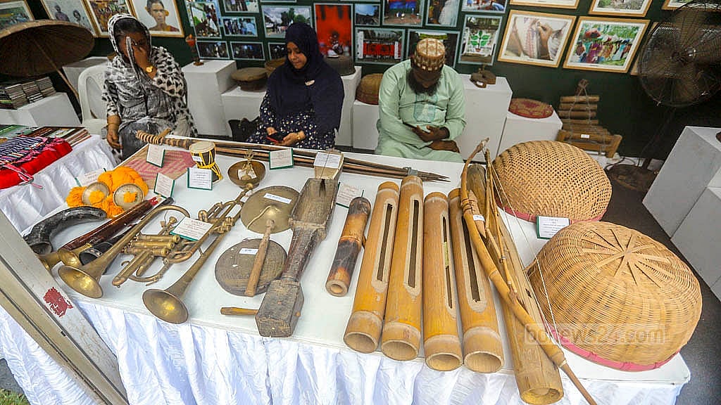 বাংলা একাডেমি প্রাঙ্গণে ‘সকল জাতিগোষ্ঠীর সাংস্কৃতিক ঐতিহ্যের প্রদর্শনীতে’ বিভিন্ন নৃ-গোষ্ঠীর স্টলে স্থান পেয়েছে তাদের ঐতিহ্যবাহী নানা জিনিসপত্র