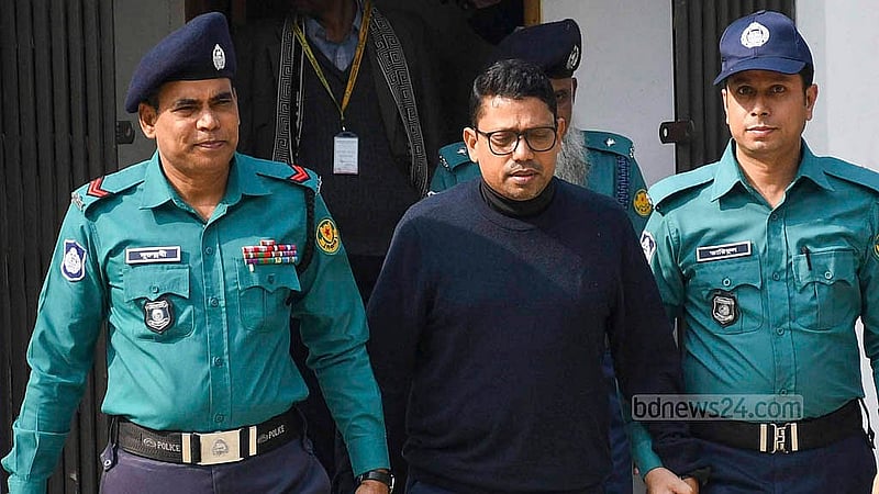 সাবেক ডাক, টেলিযোগাযোগ ও তথ্যপ্রযুক্তি প্রতিমন্ত্রী জুনাইদ আহমেদ পলককে মঙ্গলবার শুনানি শেষে আন্তর্জাতিক অপরাধ ট্রাইব্যুনাল থেকে কারাগারে নিয়ে যাওয়া হচ্ছে।