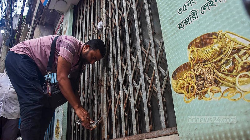 চট্টগ্রামের হাজারী গলিতে একদিন দোকানপাট বন্ধ থাকার পর বৃহস্পতিবার সকাল থেকে দোকান খুলতে দেখা যায় দোকানীরা