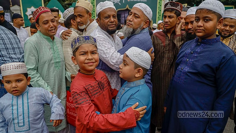 জাতীয় ঈদগাহে সোমবার সকালে ঈদুল ফিতরের নামাজ শেষে কোলাকুলি