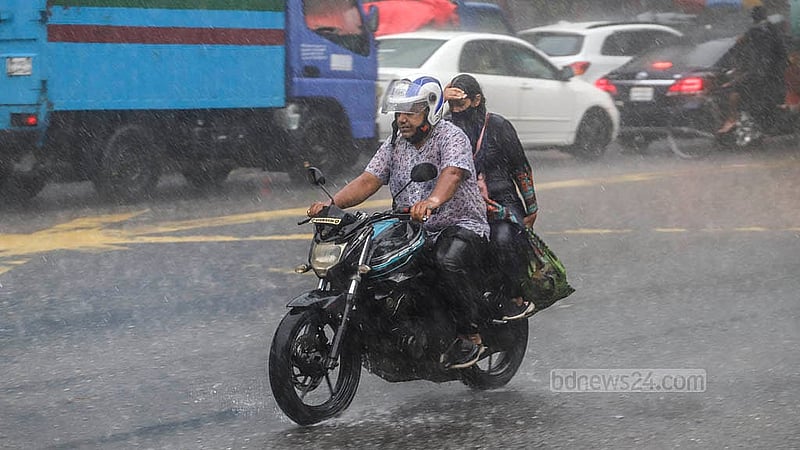 তাপপ্রবাহের মধ্যে রাজধানীতে স্বস্তি এনেছে বৃষ্টি। বুধবার দুপুরে ডিএমপি কার্যালয়ের সামনে থেকে তোলা