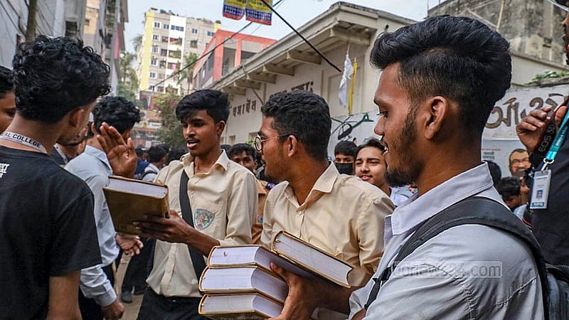 যাত্রাবাড়ীর ড. মাহবুবুর রহমান মোল্লা কলেজের এক শিক্ষার্থীর মৃত্যুর জেরে রোববার দুপুরে পুরান ঢাকার সোহরাওয়ার্দী কলেজে ভাঙচুর করে লাইব্রেরি থেকে বই নিয়ে চলে যান বিভিন্ন প্রতিষ্ঠানের শিক্ষার্থীরা।