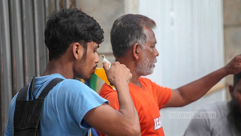 গরমে স্বস্তি দেয় শরবত। সোমবার রাজধানীতে তীব্র গরমের মধ্যে সড়কে শরবতের দোকানগুলোতে দেখা যায় ভিড়