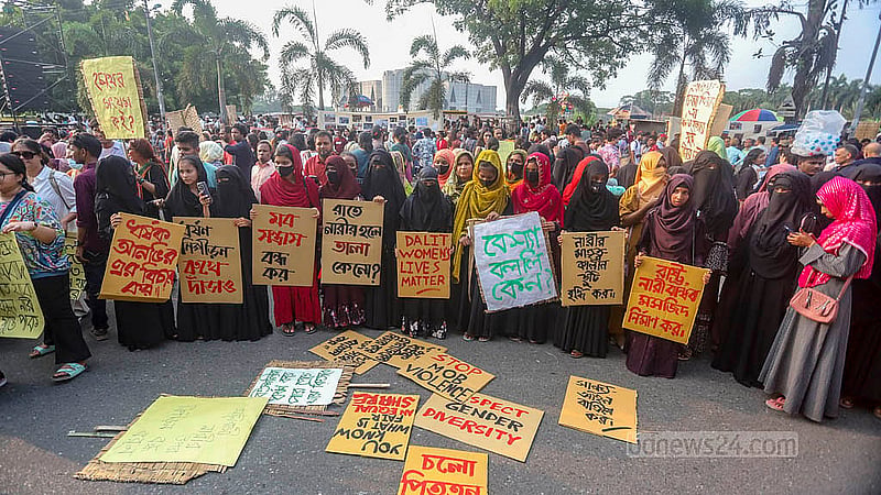 রাজধানীর মানিক মিয়া অ্যাভিনিউয়ে শুক্রবার ‘নারীর ডাকে মৈত্রী যাত্রা’ কর্মসূচিতে অংশ নেয় বিভিন্ন নারী সংগঠন