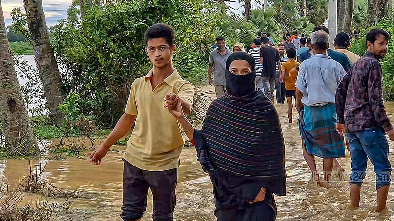 কুমিল্লার বুড়িচং উপজেলায় নিরাপদ আশ্রয়ের সন্ধানে বন্যাক্রান্ত মানুষ