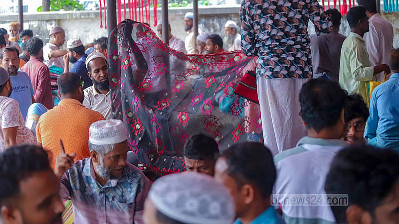নারায়ণগঞ্জের রূপগঞ্জের নোয়াপাড়ায় সাপ্তাহিক জামদানির হাটে শাড়ি যাচাইয়ে পাইকাররা