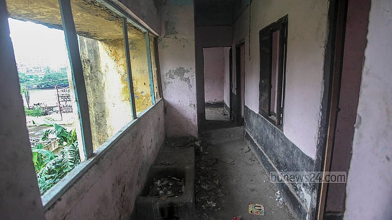 ঢাকার শাহজাহানপুর রেলওয়ে কলোনির পরিত্যক্ত ভবন থেকে খোয়া গেছে দরজা-জানালাও