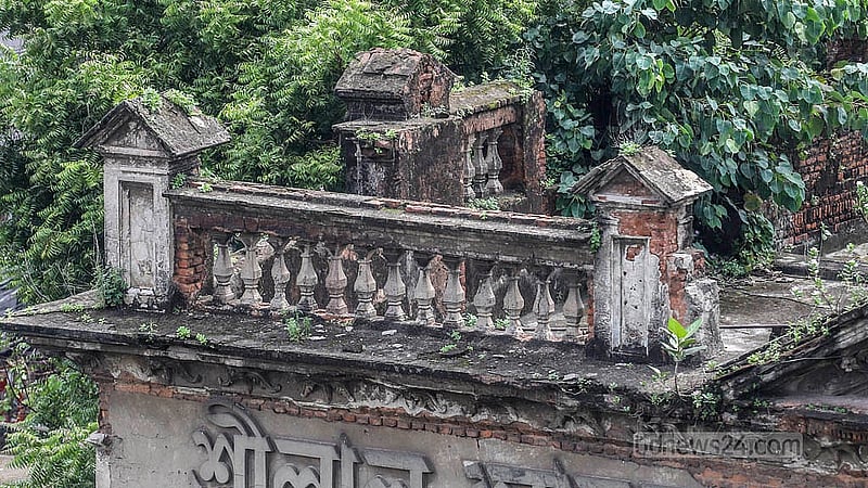 পুরান ঢাকার নারিন্দার শরৎ গুপ্ত রোডের ৪৪ নম্বরের বাড়িটি এখন সংস্কার ও দেখভালের অভাবে নষ্ট হচ্ছে। শত বছরের পুরনো বাড়ি থেকে পলেস্তারা খসে পড়ছে