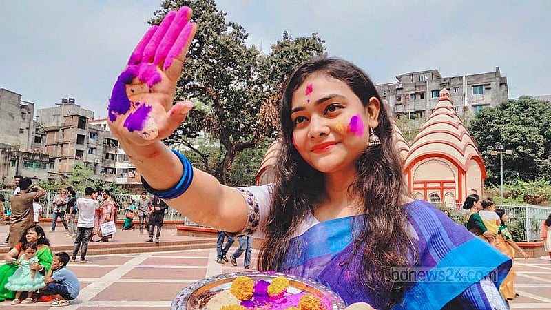দোল উৎসবে শুক্রবার ঢাকেশ্বরী মন্দিরে আবিরের রঙে রঙিন একজন