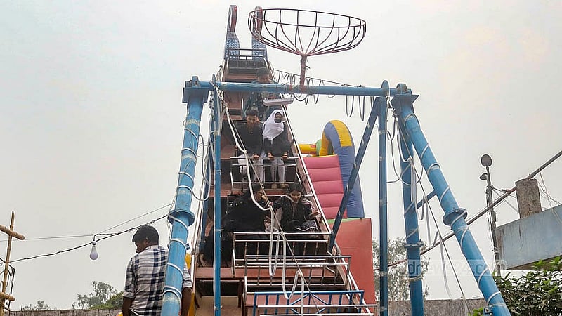 শাহবাগে শিশু পার্কের সামনে অস্থায়ী বিনোদন কেন্দ্রে রয়েছে ‘ম্যাজিক বোট’