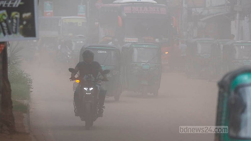 ঢাকার কমলাপুরের বিআরটিসির সামনের সড়কটি দিয়ে ভারী যানবাহন চলাচল করলে আশপাশ ধুলায় ছেয়ে যায়