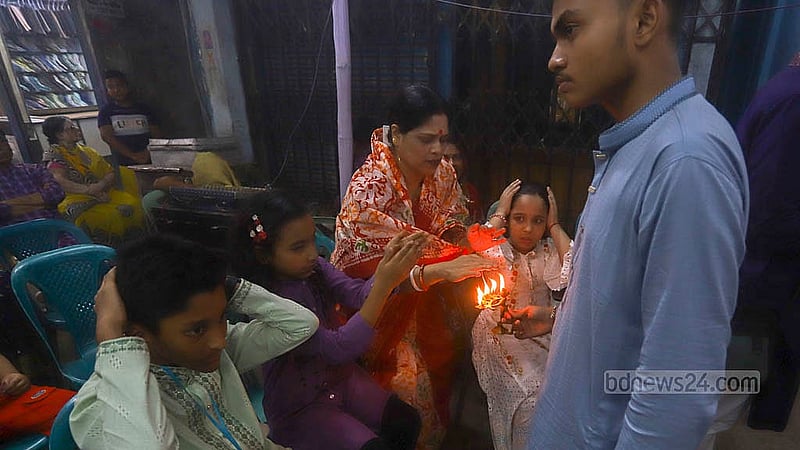 ঢাকার শাঁখারিবাজারে গণেশ পূজায় সনাতন ধর্মাবলম্বীরা