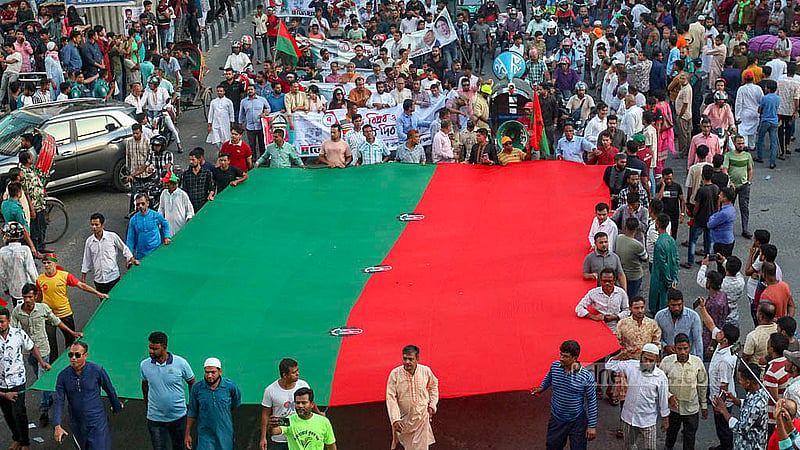‘জাতীয় বিপ্লব ও সংহতি দিবস’ উপলক্ষে শুক্রবার বিএনপির শোভাযাত্রায় হাজারো নেতাকর্মী ও সমর্থকের ঢল নামে।