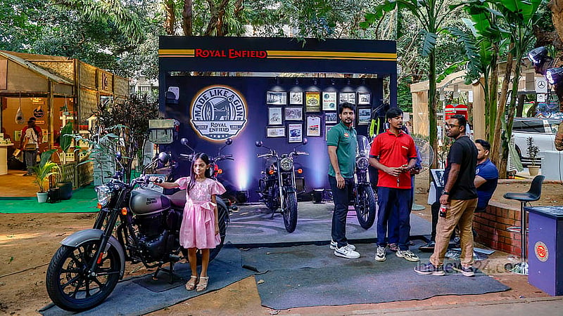 গুলশানে বিচারপতি সাহাবুদ্দিন আহমদ পার্কে তিন দিনের ফ্লো ফেস্টে খাবার ও  নিত্যপণ্যের সঙ্গে ছিল মোটারসাইকেলের স্টলও