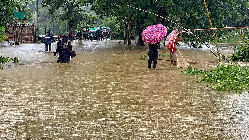 টানা বৃষ্টিতে খাগড়াছড়ির দীঘিনালার নিচু এলাকা প্লাবিত হয়েছে। বুধবার সকাল থেকে পানি বেড়ে খাগড়াছড়ি-লংগদু সড়কের হেডকোয়ার্টার এলাকা তলিয়ে গেছে