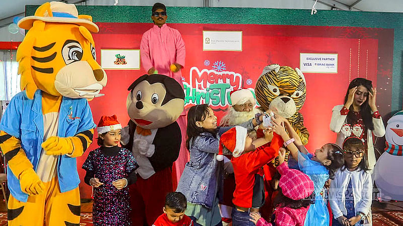 সোনারগাঁও হোটেলে বুধবার বড়দিনের আনন্দ মেলায় সান্তাক্লজের কাছ থেকে উপহার নেয় শিশুরা