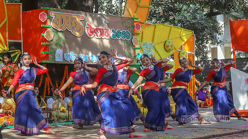 ঢাকা বিশ্ববিদ্যালয়ের চারুকলার বকুলতলায় শুক্রবার সকালে বসন্ত উৎসবে শিল্পীদের দলীয় নৃত্য পরিবেশনা
