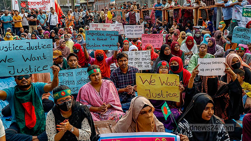 প্রাথমিক বিদ্যালয়ের সহকারী শিক্ষক পদে বাতিল হওয়া নিয়োগ ফিরে পাওয়ার দাবিতে শনিবার শাহবাগে চাকরিপ্রার্থীরা প্ল্যাকার্ড হাতে স্লোগান দেন