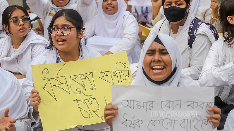 সাম্প্রতিক ধর্ষণের ঘটনাগুলোর বিচারের দাবিতে মঙ্গলবার মতিঝিল আইডিয়াল স্কুল অ্যান্ড কলেজ শিক্ষার্থীরা প্ল্যাকার্ড তুলে ধরে প্রতিবাদ জানান