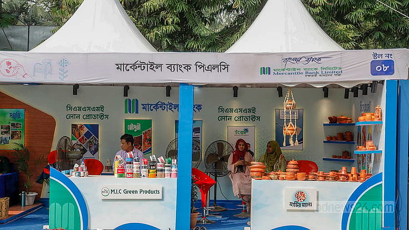 খাবার ও কাপড় থেকে শুরু করে মাটির তৈরি নানা জিনিসপত্র ও পণ্যের পসরা বসেছে বাংলা একাডেমি প্রাঙ্গণে ব্যাংকার-এসএমই নারী উদ্যোক্তা মেলায়