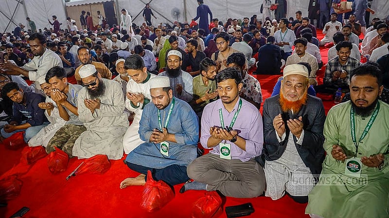 রাজধানীর সোহরাওয়ার্দী উদ্যানে সোমবার জাতীয় নাগরিক পার্টির ইফতারের আগে মোনাজাতে নাহিদ ইসলাম, নাসীরুদ্দীন পাটোয়ারী ও সারজিস আলম