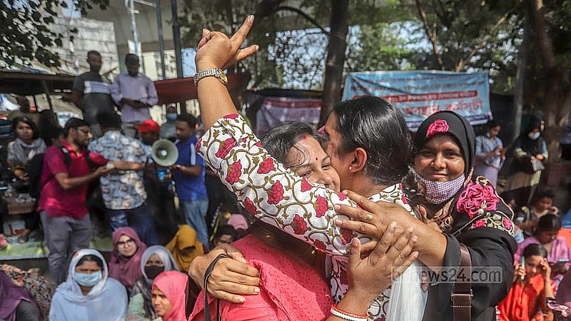 সরকারি প্রাথমিক বিদ্যালয়ে সহকারী শিক্ষক পদে নিয়োগ বাতিল হওয়া প্রার্থীরা প্রায় এক মাস ধরে আন্দোলন চালিয়ে আসছিলেন। সোমবার আপিল বিভাগের আদেশে তাদের নিয়োগের বাধা কাটলে বিজয় চিহ্ন দেখিয়ে উচ্ছ্বাস প্রকাশ করেন তারা