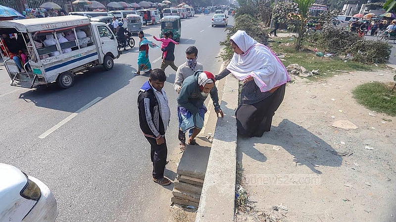 ঢাকার শের-ই-বাংলা নগরের পঙ্গু হাসপাতালের সামনে জেব্রা ক্রসিং না থাকায় মানুষ সড়ক পার হচ্ছেন বিভাজক টপকে