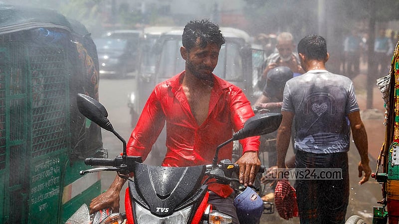 ঢাকা উত্তর সিটি করপোরেশেনের ওয়াটার ক্যানন দিয়ে পানি ছিটানো দেখে তার নিচে এসে দাঁড়িয়ে ভিজতে দেখা যায় এক মোটরসাইকেল চালককে। দেখে মনে হচ্ছে ঝুম বৃষ্টিতে আপন মনে ভিজছেন