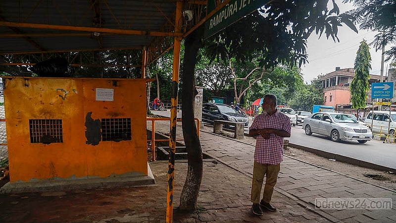 রাজধানীর হাতিরঝিলে ওয়াটার ট্যাক্সি চলাচল বন্ধ থাকায় মানুষ এস ফিরে যাচ্ছেন। রামপুরা ঘাটের চিত্র