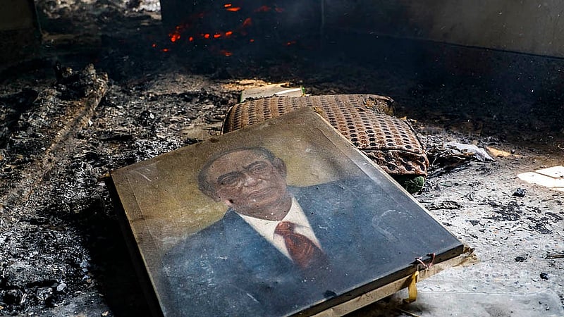 ধানমন্ডি ৫-এ শেখ হাসিনার বাসভবন সুধা সদনের দ্বিতীয় তলায় একটি কক্ষে পড়ে রয়েছে ওয়াজেদ মিয়ার ছবি