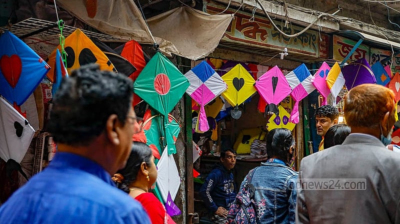 পুরান ঢাকার শাঁখারীবাজারে শাঁখা, পিতল ও পূজার নানা সামগ্রী বছরজুড়ে বিক্রি হলেও সাকরাইন উৎসবের আগে সেখানে মিলছে রঙ-বেরঙের নানান ঘুড়ি