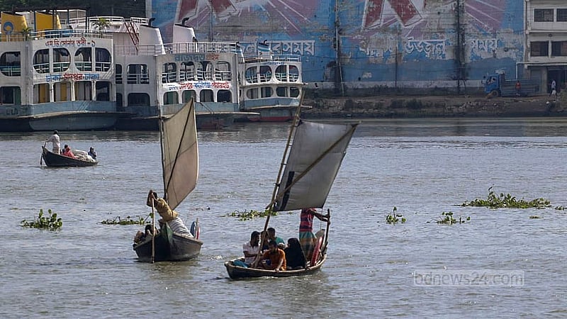 ইঞ্জিনচালিত নৌকার দৌরাত্ম্যে হারিয়ে যেতে বসলেও বুড়িগঙ্গা নদীতে এখনও কালেভদ্রে দেখা যায় পালতোলা নৌকা।