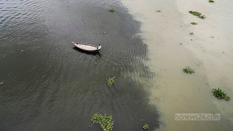 বর্ষাকালে শীতলক্ষ্যা নদীতে দেখা যায় দুই রকমের পানি। ঘন কালো পানি নদীর দূষণের