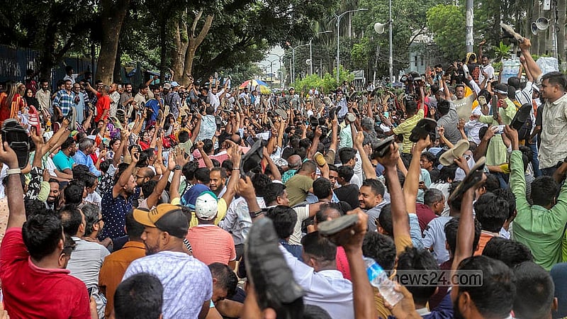 ইশরাক হোসেনকে মেয়রের দায়িত্ব বুঝিয়ে দেওয়ার দাবির আন্দোলনে নগর ভবনের সামনে উপদেষ্টা আসিফ মাহমুদ সজীব ভূইয়া বিরুদ্ধেও বিভিন্ন স্লোগান দেওয়া হয়