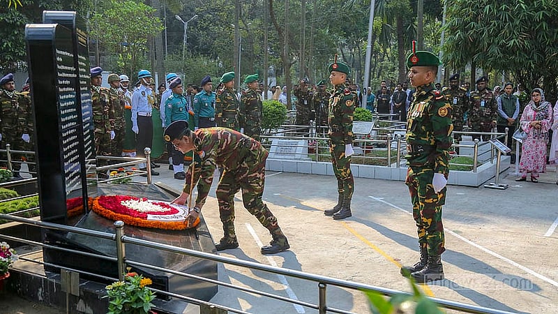 ঢাকার বনানী সামরিক কবরস্থানে পিলখানা বিদ্রোহে নিহত সেনা কর্মকর্তাদের কবরে রাষ্ট্রপতির পক্ষে শ্রদ্ধা নিবেদন।